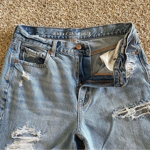 American Eagle Relaxed Mom Jeans Women’s 6 Long Blue Light Wash Tapered Ripped - Picture 6 of 16